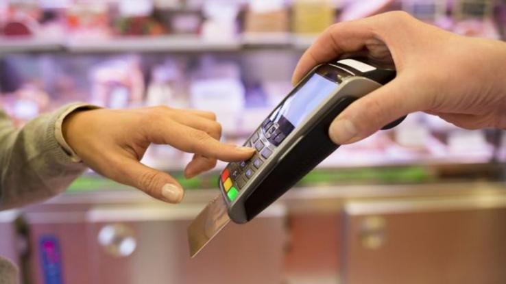 Προσοχή στις συναλλαγές με κάρτες: Για ψώνια 23 ευρώ, κλήθηκε να πληρώσει… 231
